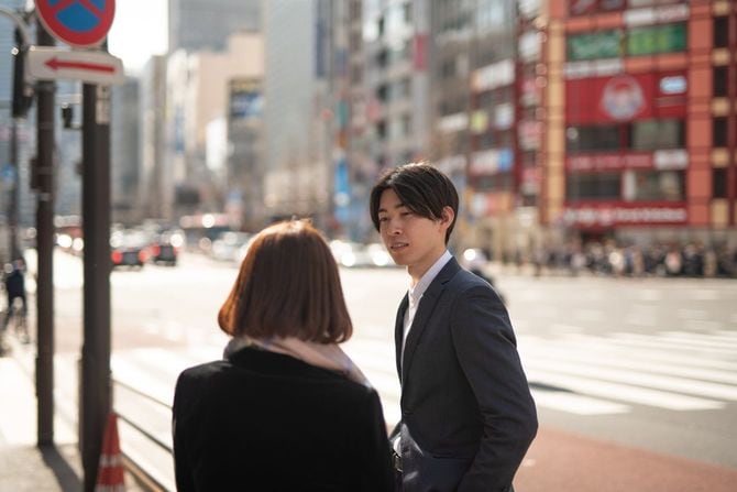 路上で会話する女性マネジャーとビジネスマン