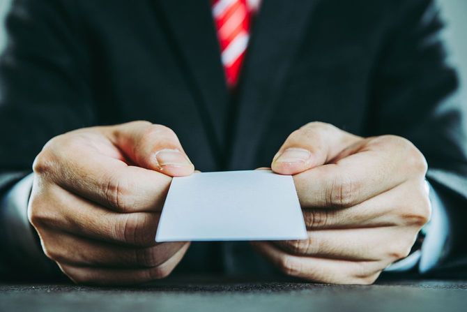 名刺を差し出すビジネスマン