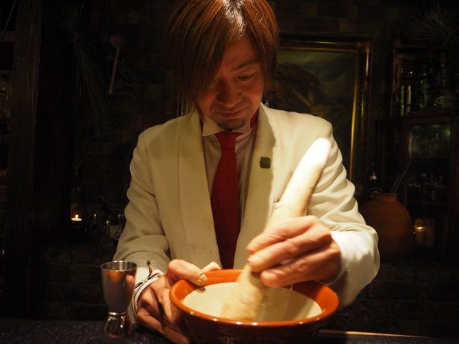 すり鉢を使う鹿山さん