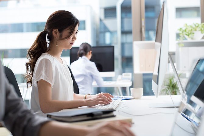 オフィスで働く女性