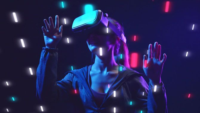 ゴーグルをつけてメタバースを体験する人