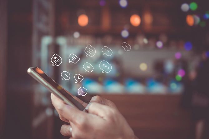 スマートフォンでどんどん投稿している女性の手元