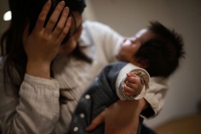 子育てを心配する母親