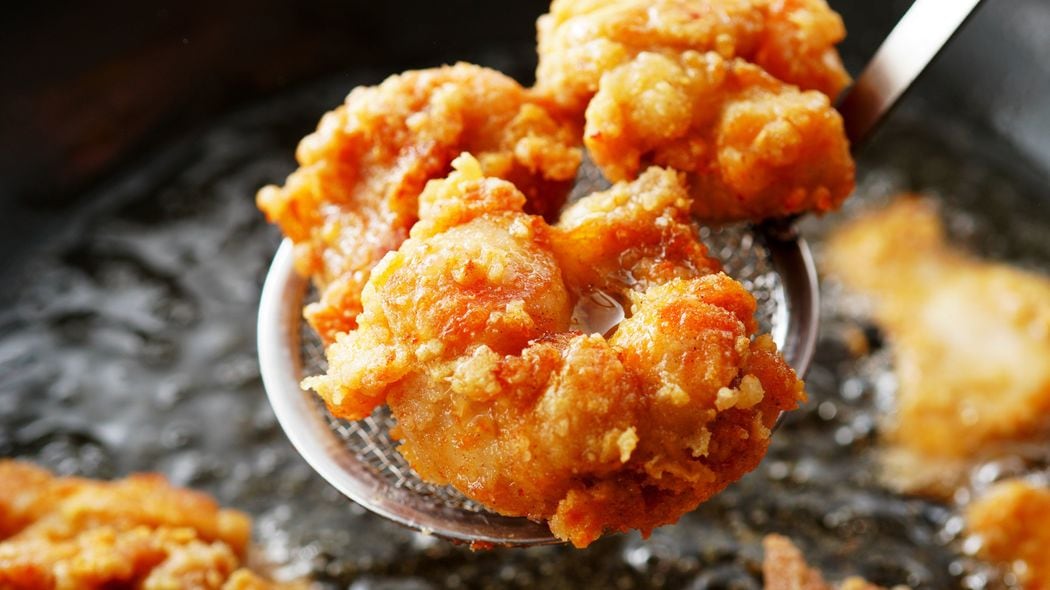 ｢これぞ物価高の救世主｣硬くてパサつく鶏むね肉が一瞬でジューシーになる魔法の"ひとつまみの調味料" 高級焼き鳥店のむね肉がびっくりするくらいおいしいワケ