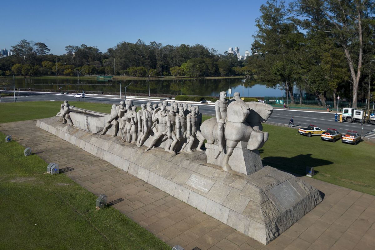 イビラプエラ公園のバンデイランテス像