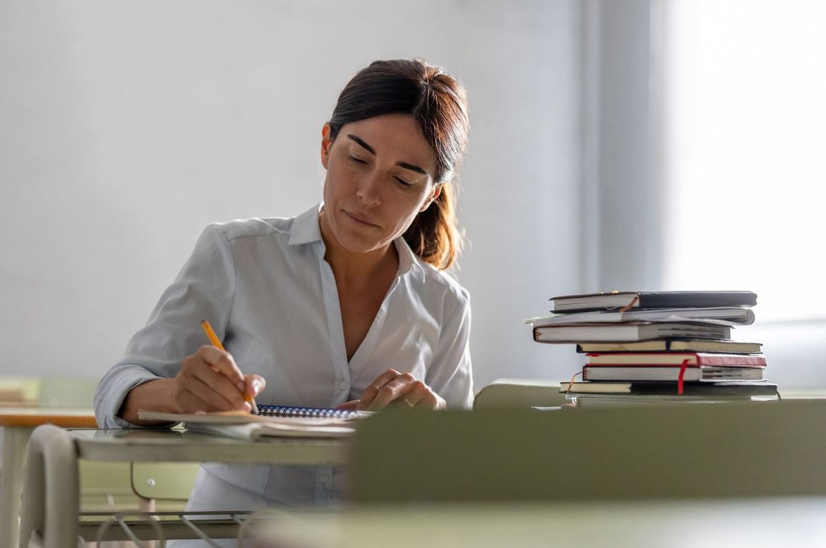 ノートを書く女性