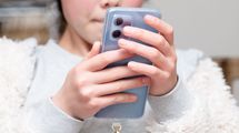 ｢頭のいい子が育つ家庭｣ではやっている…｢没収｣でも｢禁止｣でもない"スマホ認知症で成績ダウン"回避法