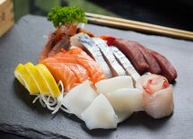 なぜ刺し盛は"イカは手前、マグロは奥"か