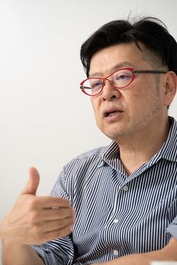 菅前首相の映画「パンケーキを毒見する」に続き、本丸安倍元首相の映画を撮った内山雄人監督。