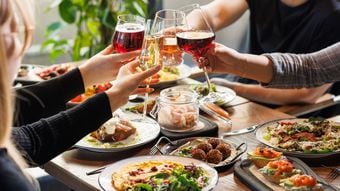 ｢一生懸命に働く日本人｣から貧しくなる…平日の昼からワインを飲む｢働かなくてもいい若者たち｣の正体