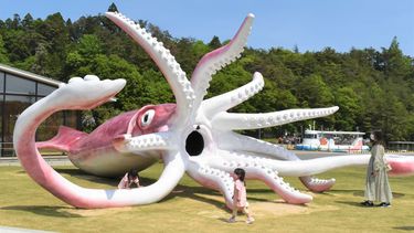 全長1.8m 巨大イカ オブジェ モニュメント ディスプレイ レア コロナ交付金で巨大イカ建立｣世界中からネタにされた能登町の公金感覚