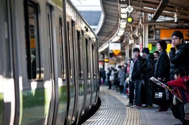 なぜラッシュ時間帯の本数を減らしてしまうのか…鉄道会社が