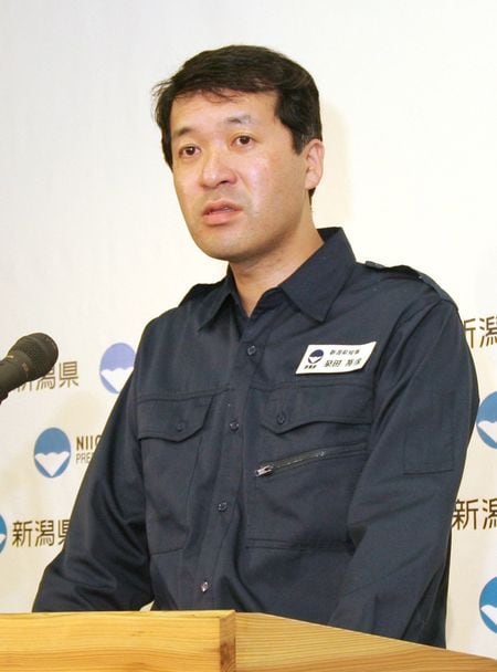 記者会見する新潟県の泉田裕彦知事=2007年7月16日午後10時25分ごろ、新潟県庁(新潟県中越沖地震)