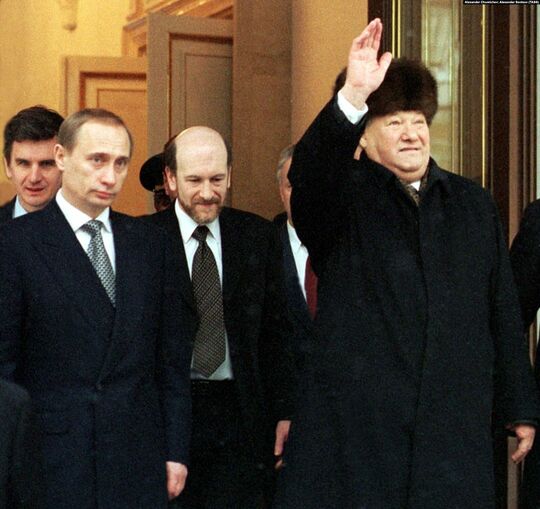 1999年12月31日、ロシアのボリス・エリツィン大統領は、国家元首の早期辞任と、プーチン首相への一時的な権限移譲を発表した。