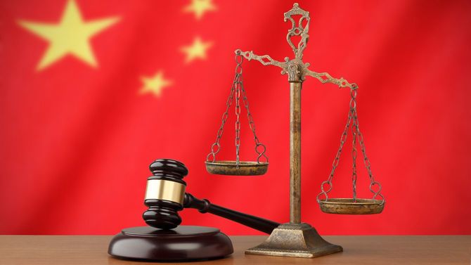 中国の国旗の前にある法と正義、合法性の概念