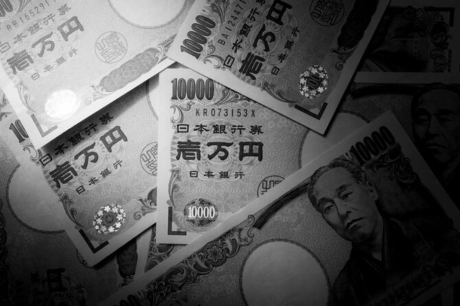 散らばったモノクロの一万円札