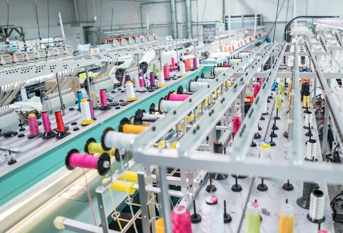 衣料品工場に並ぶ刺繍機