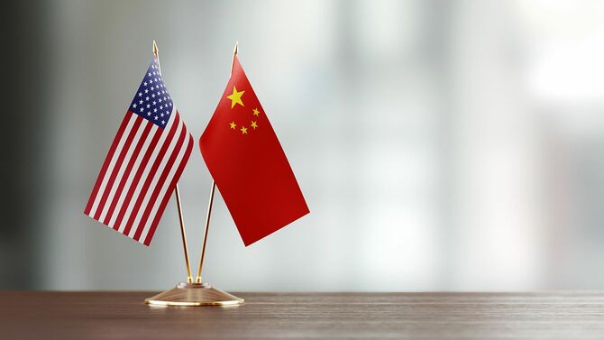 アメリカと中国の旗