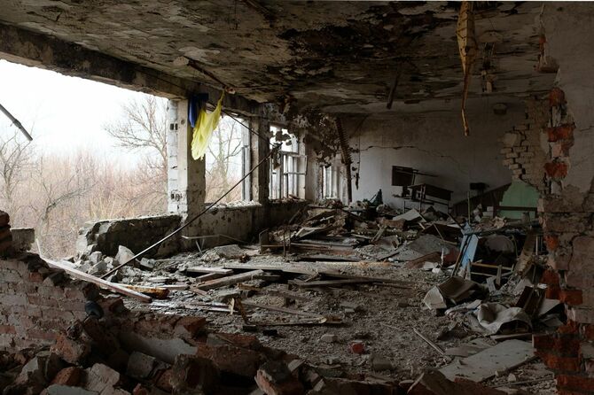 ウクライナで砲撃に遭った学校の教室