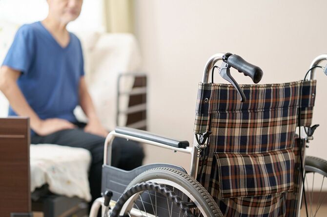 車椅子と高齢者