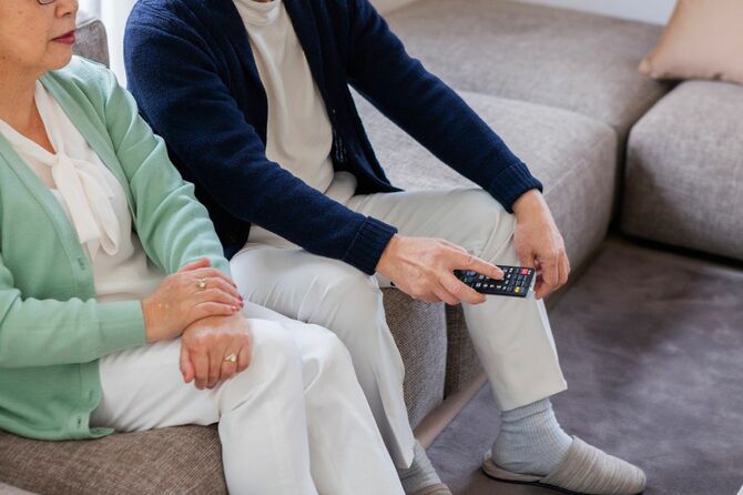 家でテレビを見ている老夫婦