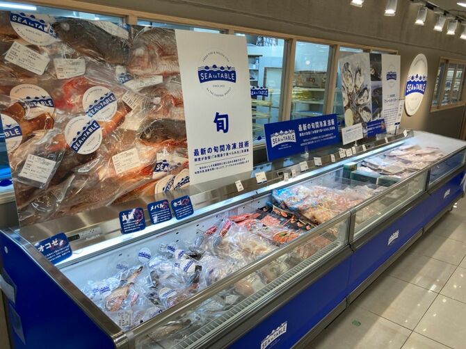 「お刺身で食べられる」冷凍の魚を販売するSEA to TABLEの売り場＝松山三越地下1階・THE CENTRAL MARKET内