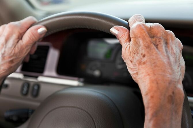 運転する高齢者の手