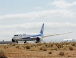 全世界に先駆けて導入するB787。軽量化などで燃料効率が約2割向上。コックピットの左右双方にヘッドアップディスプレーを搭載。