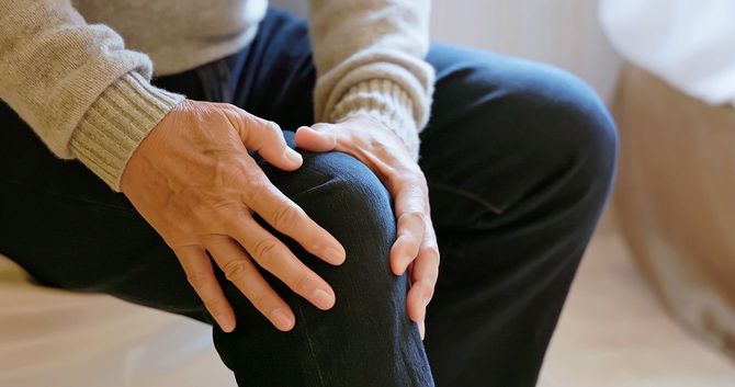 高齢男性の膝の痛み