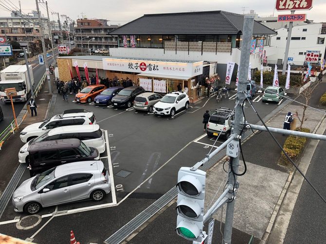 通りからの視認性はかなり良い。昭島店の外観。