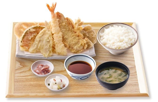看板商品の、まきの天ぷら定食(税込1485円)。天ぷら6品(海老天・熟とり天・キス天・舞茸天・れんこん天・かぼちゃ天)と、おかわり無料のご飯がついている。