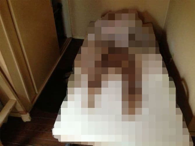 シーツに黒々染みこんだ遺体跡。