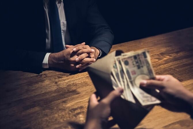 封筒にお金、数える手