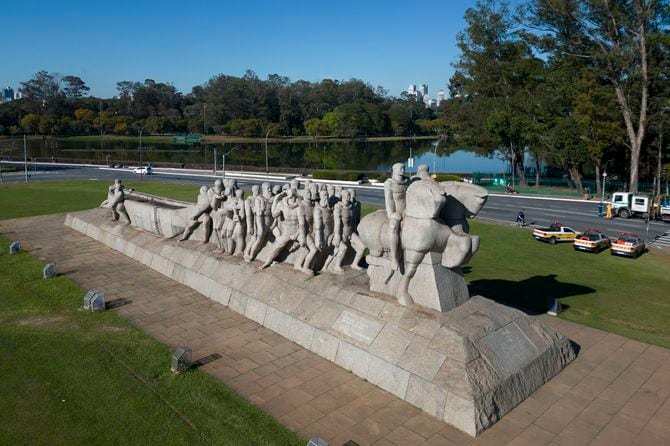 イビラプエラ公園のバンデイランテス像