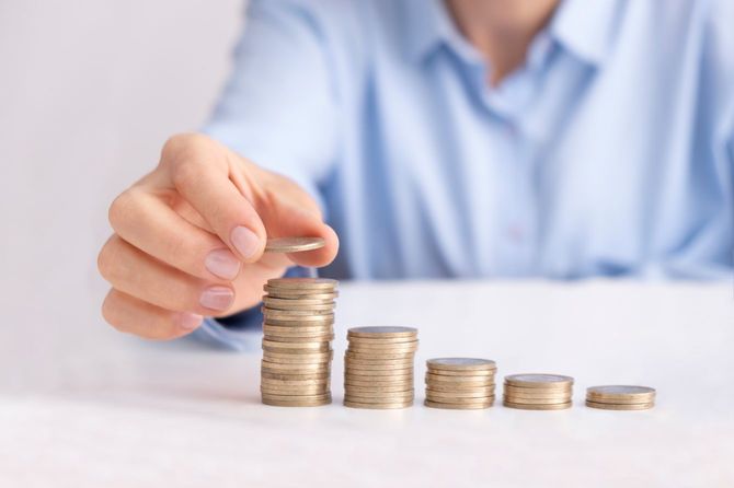 コインを積み上げている手元