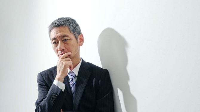 思考中のシニアサラリーマン