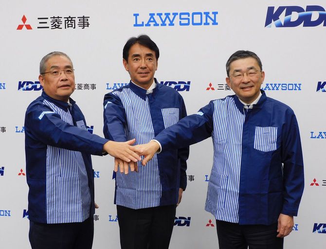 業務資本提携を発表した三菱商事の中西勝也社長（左）、ローソンの竹増貞信社長（中央）、KDDIの高橋誠社長＝2024年2月6日午後、東京都千代田区