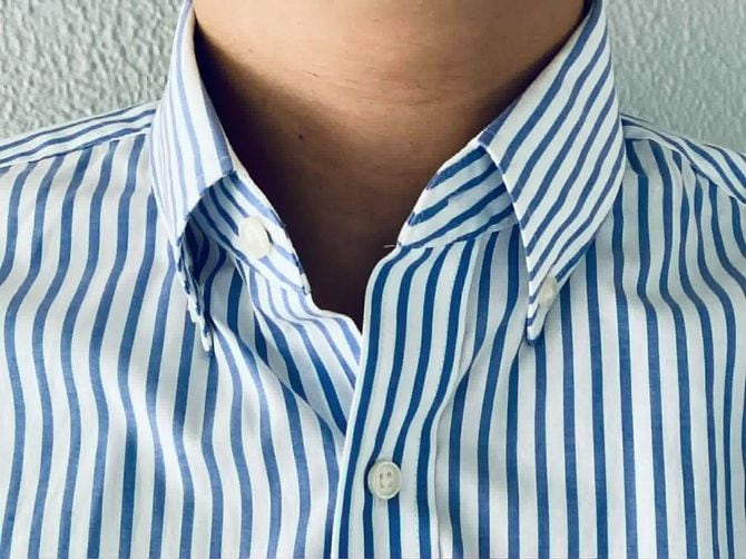 襟の自重で首元が潰れたボタンダウンシャツのNG例