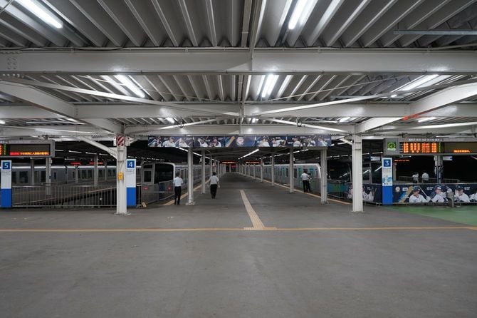 嵐の前の静けさといった感じの駅構内