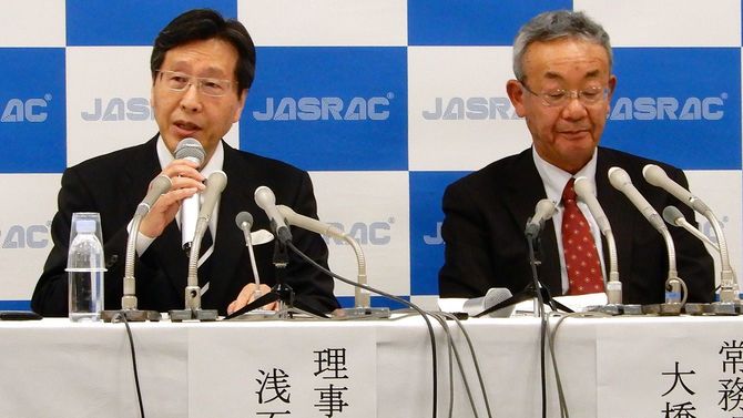 記者会見する日本音楽著作権協会（JASRAC）の浅石道夫理事長（左）と大橋健三常務理事＝2018年3月8日、東京都港区