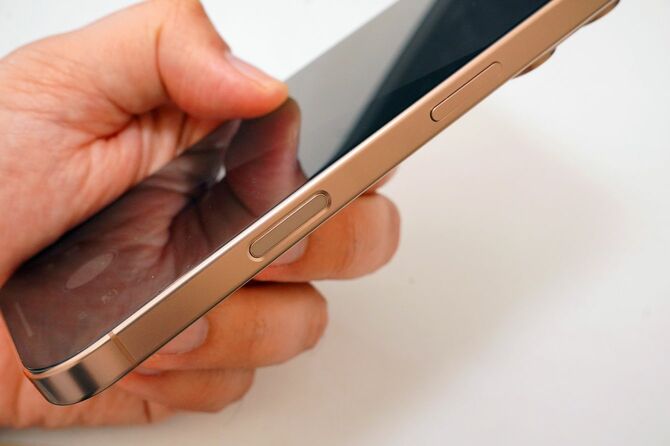 iPhone 16eを除くiPhone 16シリーズには、カメラコントロールボタンが搭載されている