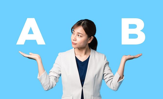 AとBを比較する女性