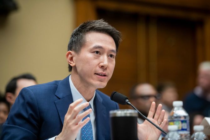 米国下院エネルギー・商業委員会の公聴会で発言するティックトック（TikTok）の周受資CEO＝2023年3月23日