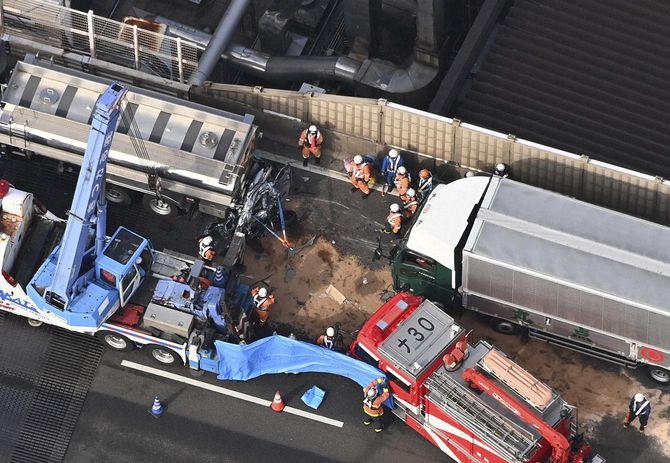 タンクローリーなど複数台が絡む事故があった阪神高速5号湾岸線=神戸市東灘区で2024年1月19日午後1時1分、本社ヘリから