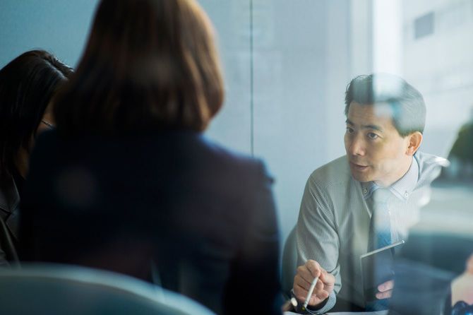 グループでディスカッション中