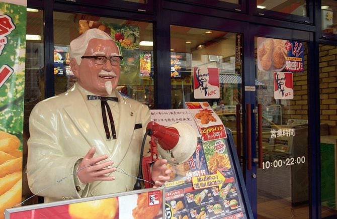 ケンタッキー・フライドチキンの店頭に置かれた「カーネルおじさん」