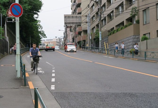 【画像1】自転車レーンのある坂を逆走する自転車