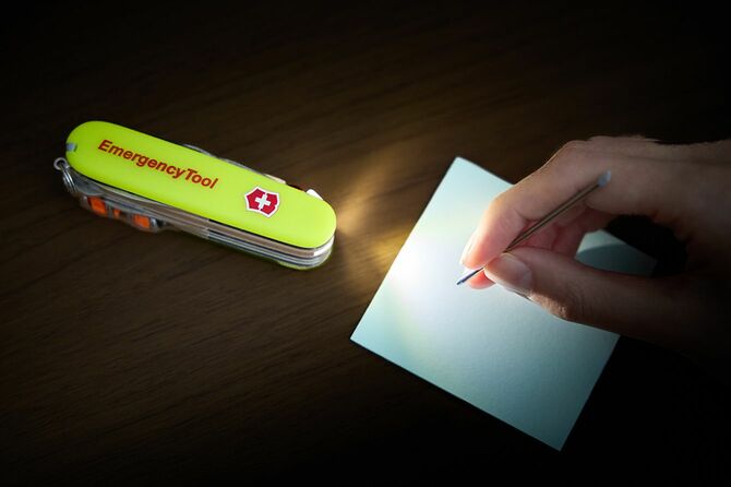 電池式のLEDライトと加圧式ボールペンで停電時でもメモを残せる。