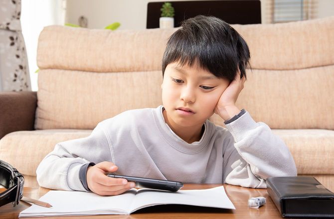 勉強する気がない小学生の男の子