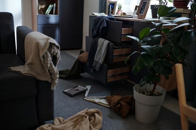 散らかったリビングルーム